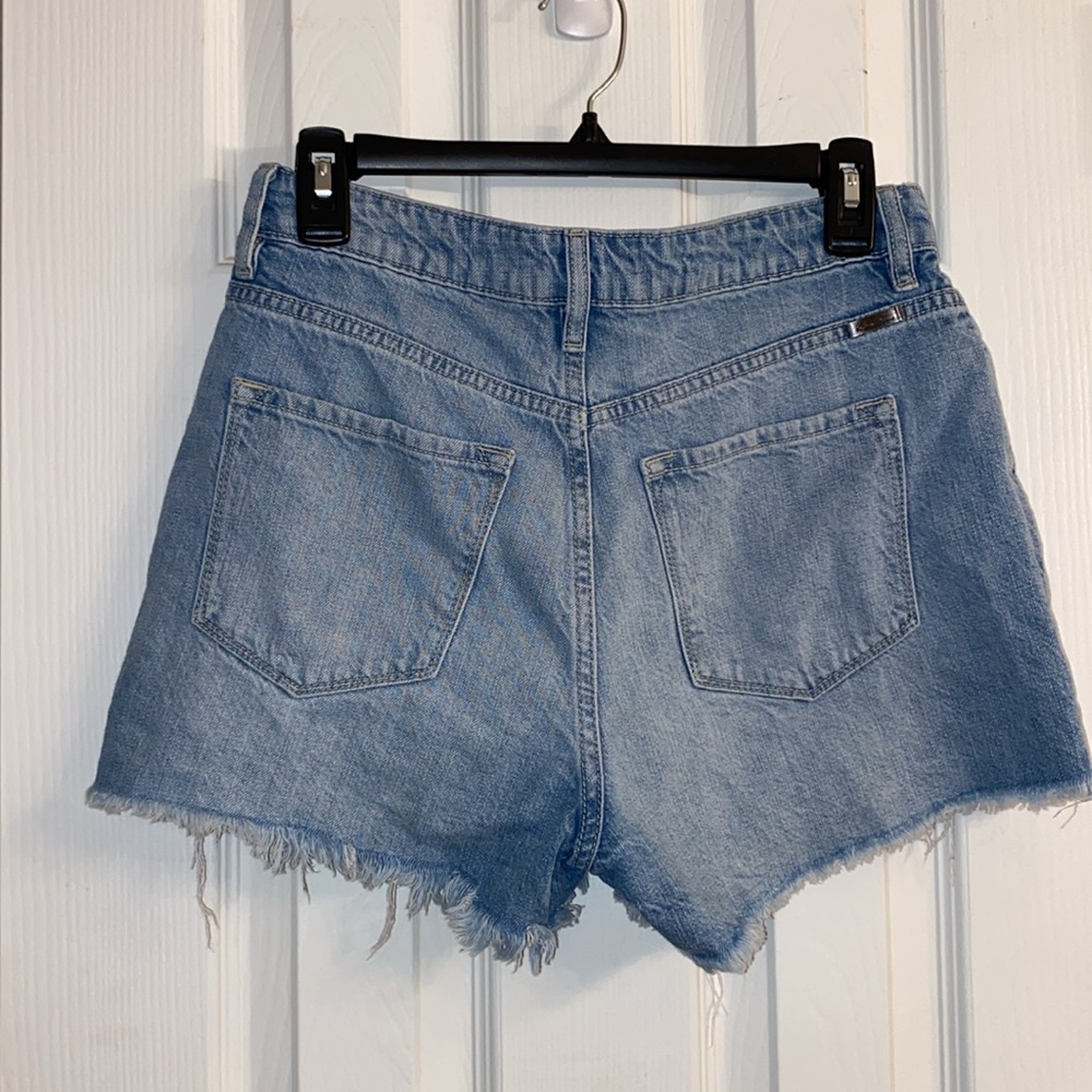 KanCan- Distressed Denim Shorts, light wash, Size:7/ 27 - Picture 4 of 7